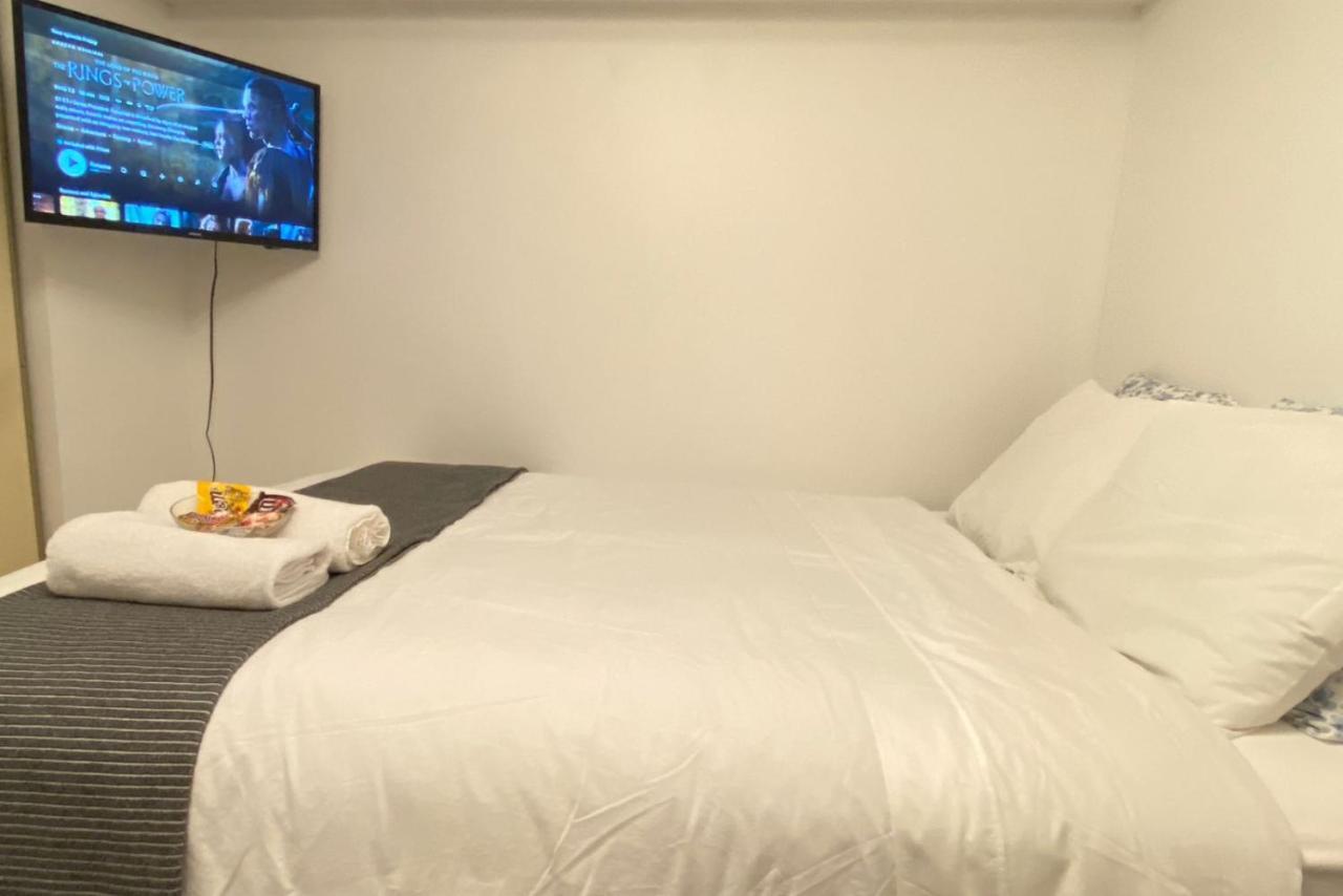 Toronto Bed & Breakfast - Free Parking ภายนอก รูปภาพ
