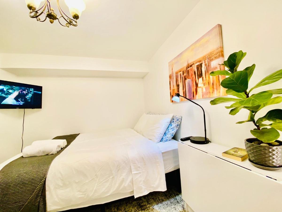 Toronto Bed & Breakfast - Free Parking ภายนอก รูปภาพ