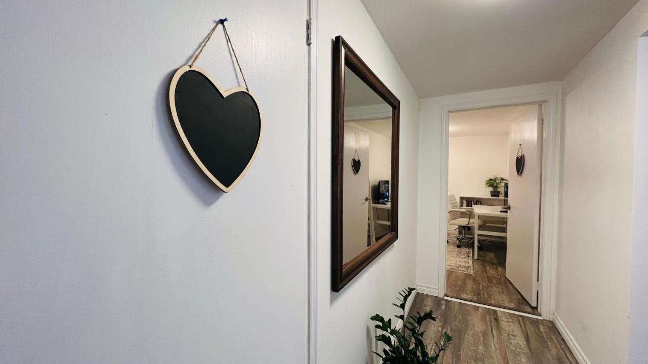 Toronto Bed & Breakfast - Free Parking ภายนอก รูปภาพ