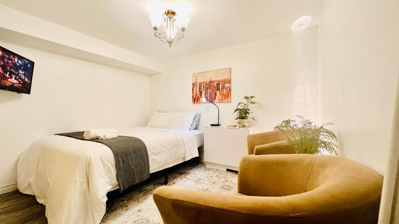 Toronto Bed & Breakfast - Free Parking ภายนอก รูปภาพ