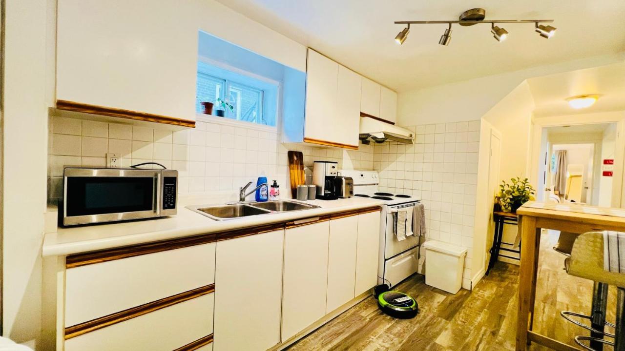 Toronto Bed & Breakfast - Free Parking ภายนอก รูปภาพ