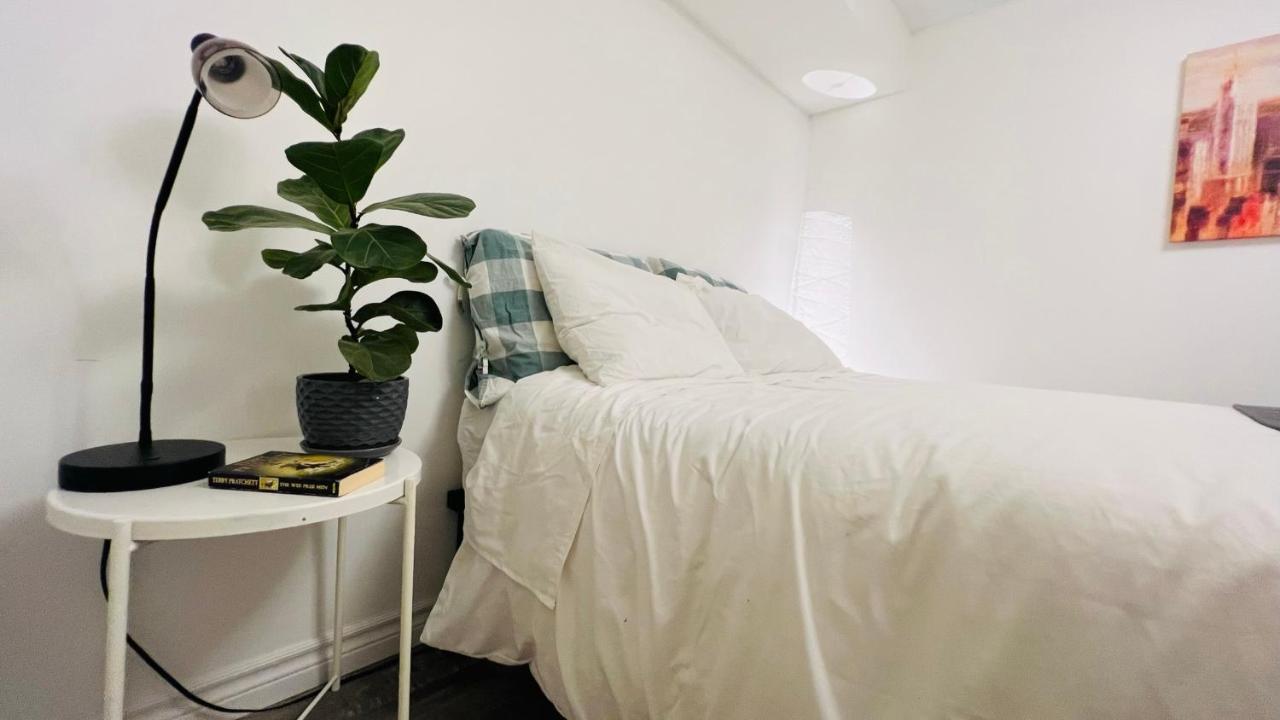 Toronto Bed & Breakfast - Free Parking ภายนอก รูปภาพ