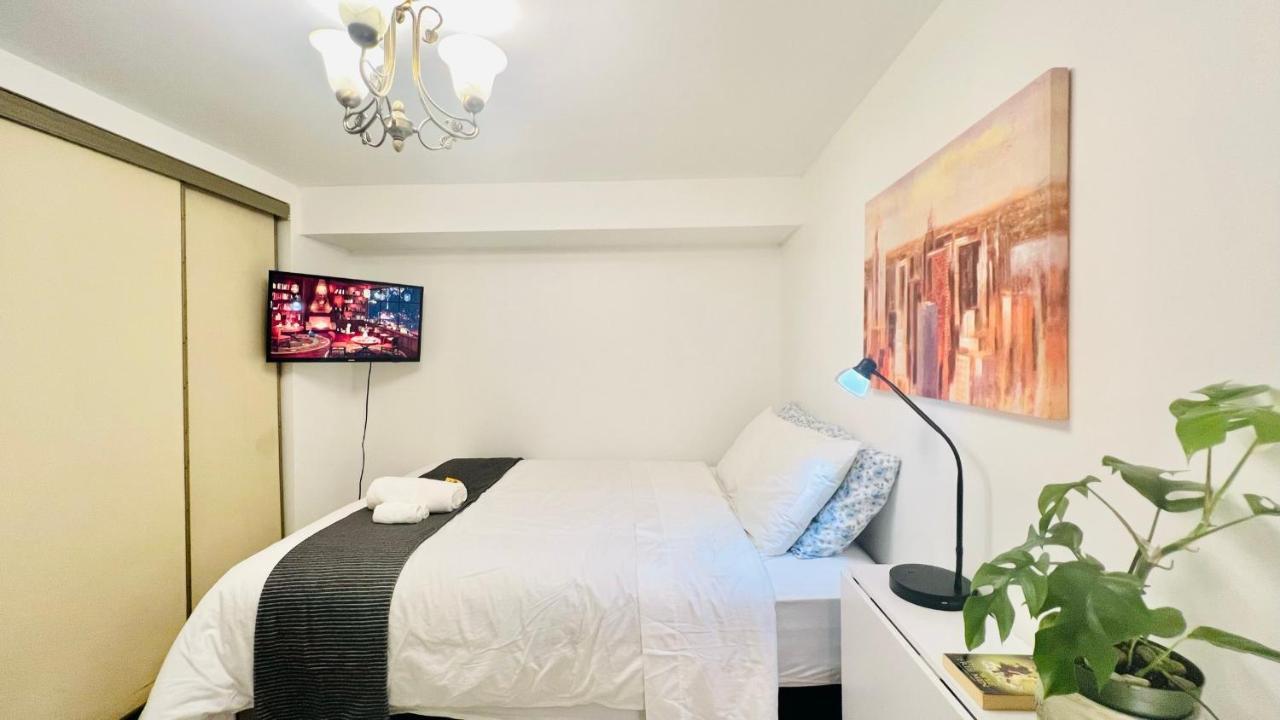 Toronto Bed & Breakfast - Free Parking ภายนอก รูปภาพ
