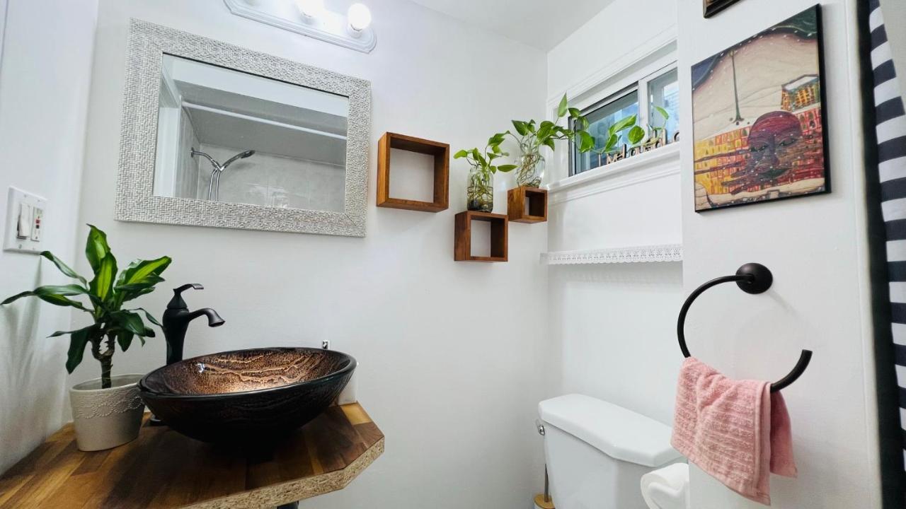 Toronto Bed & Breakfast - Free Parking ภายนอก รูปภาพ
