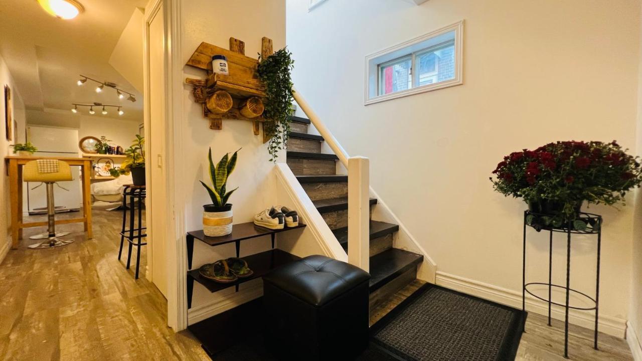 Toronto Bed & Breakfast - Free Parking ภายนอก รูปภาพ