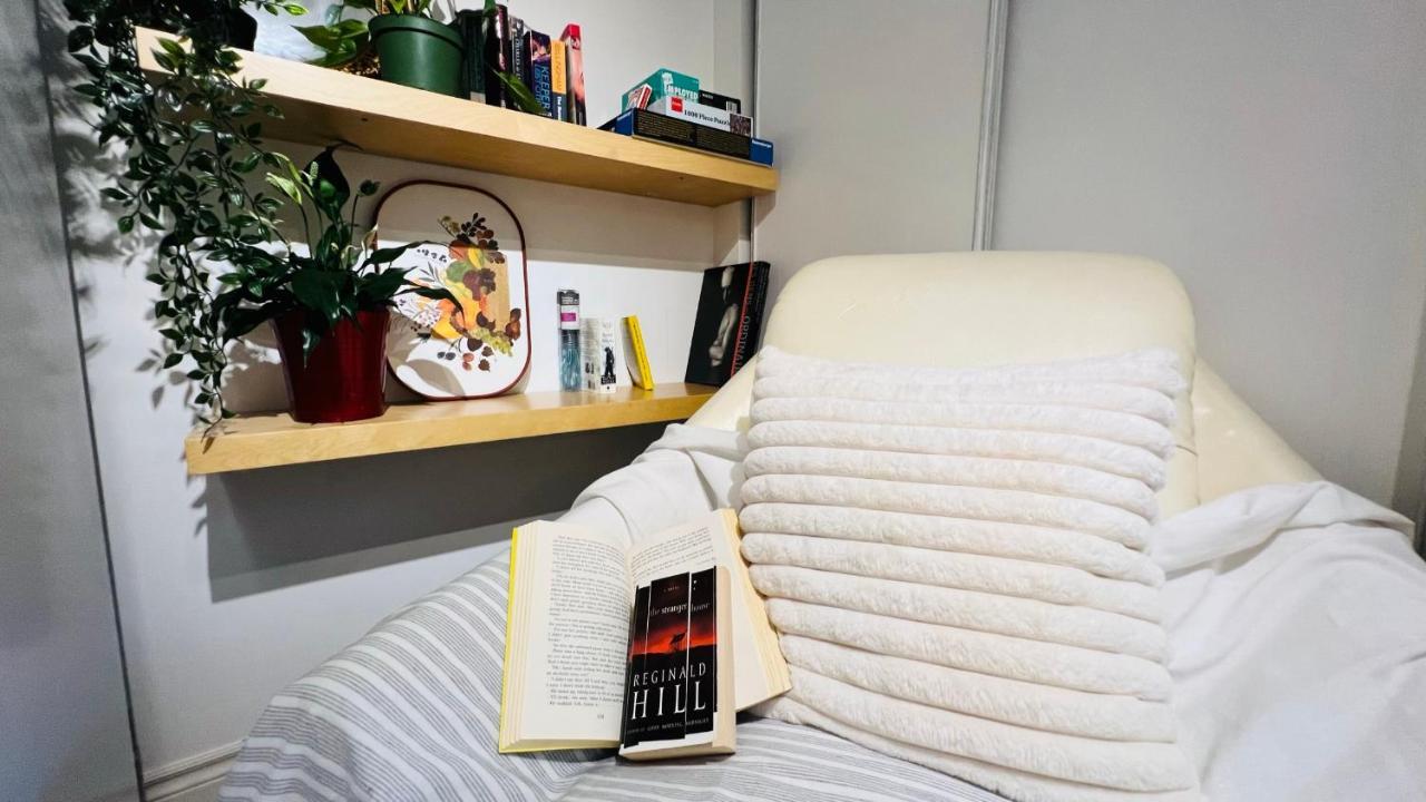 Toronto Bed & Breakfast - Free Parking ภายนอก รูปภาพ