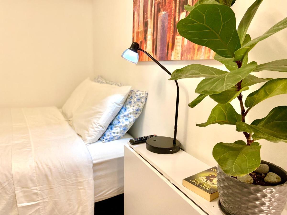 Toronto Bed & Breakfast - Free Parking ภายนอก รูปภาพ