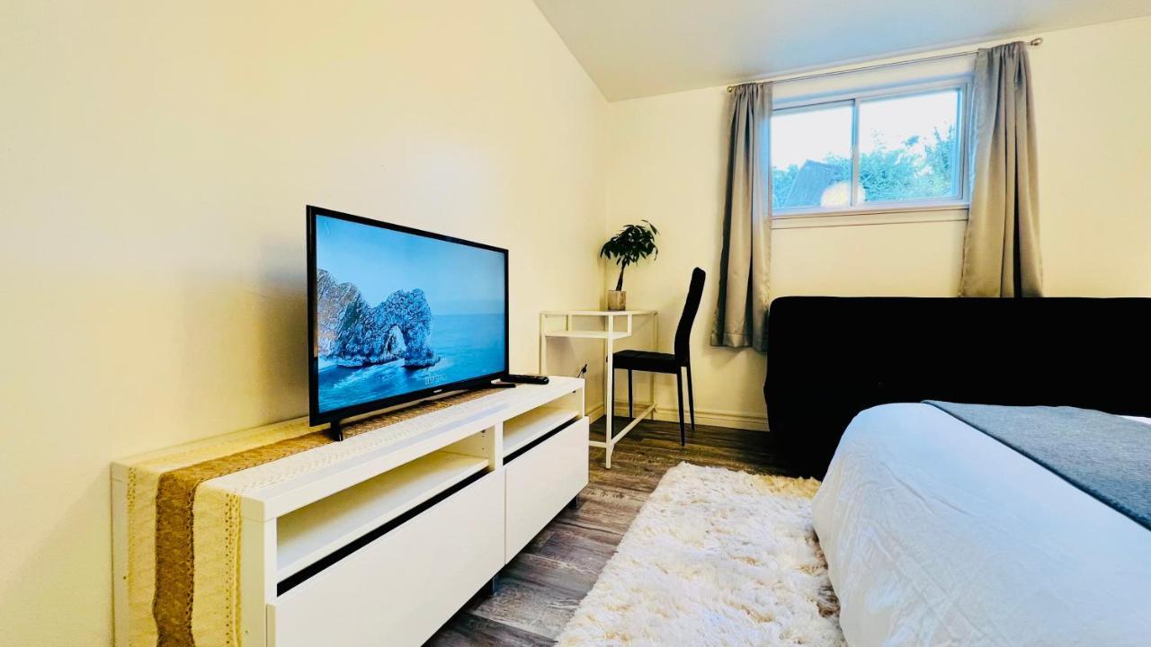 Toronto Bed & Breakfast - Free Parking ภายนอก รูปภาพ