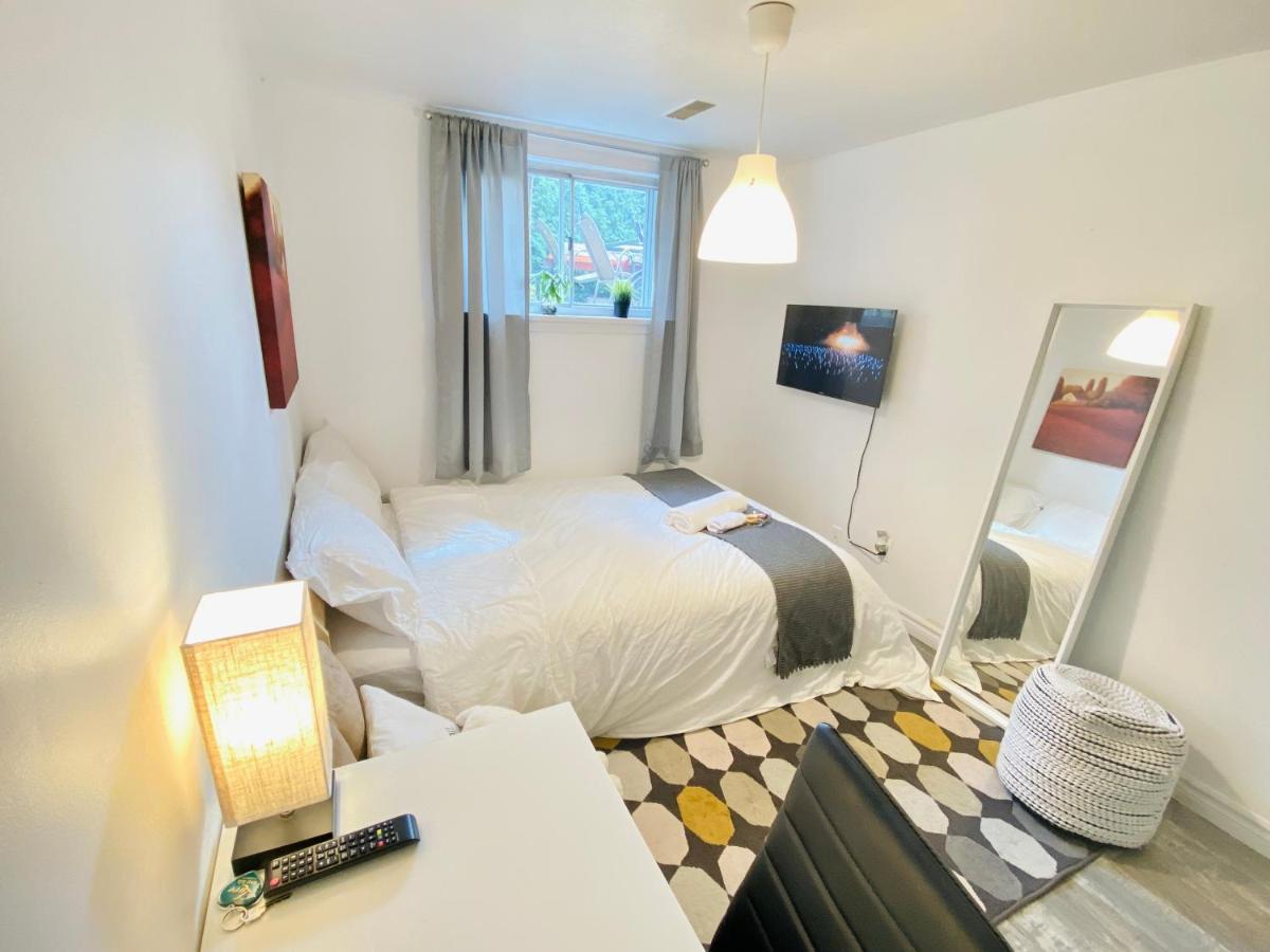 Toronto Bed & Breakfast - Free Parking ภายนอก รูปภาพ
