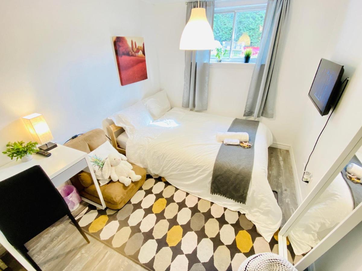 Toronto Bed & Breakfast - Free Parking ภายนอก รูปภาพ