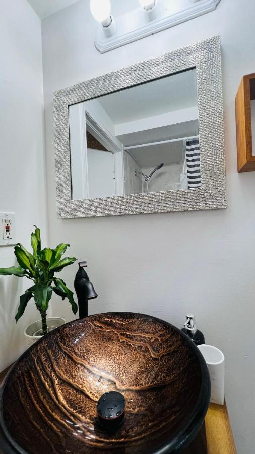 Toronto Bed & Breakfast - Free Parking ภายนอก รูปภาพ