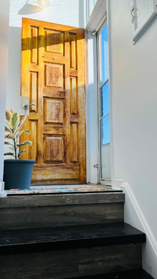 Toronto Bed & Breakfast - Free Parking ภายนอก รูปภาพ