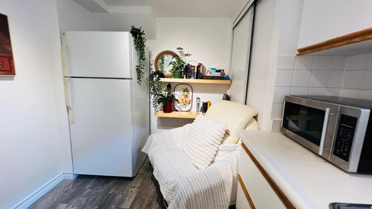 Toronto Bed & Breakfast - Free Parking ภายนอก รูปภาพ