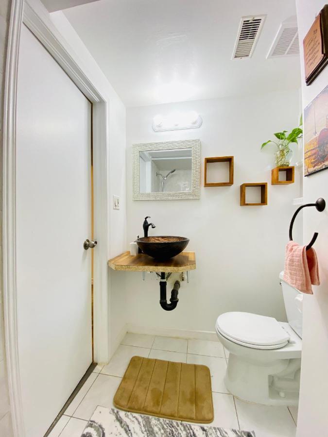 Toronto Bed & Breakfast - Free Parking ภายนอก รูปภาพ