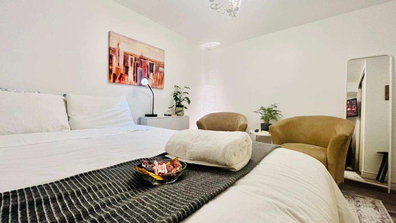 Toronto Bed & Breakfast - Free Parking ภายนอก รูปภาพ