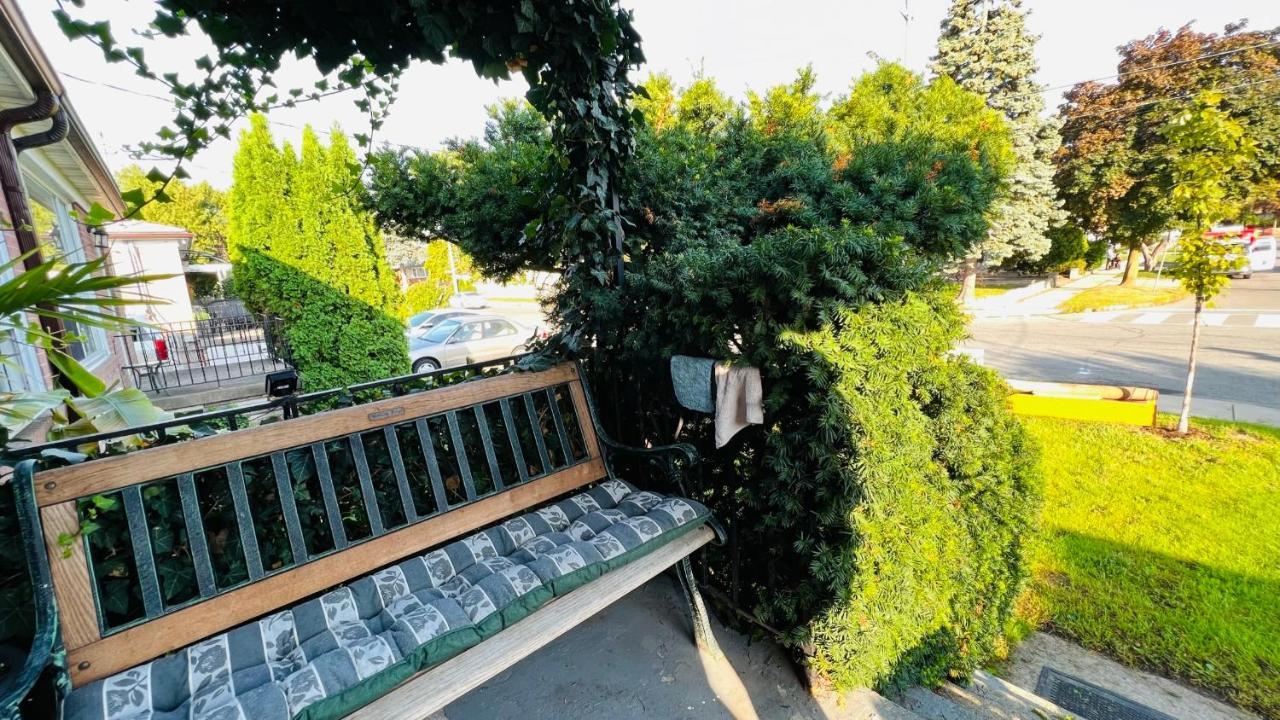 Toronto Bed & Breakfast - Free Parking ภายนอก รูปภาพ
