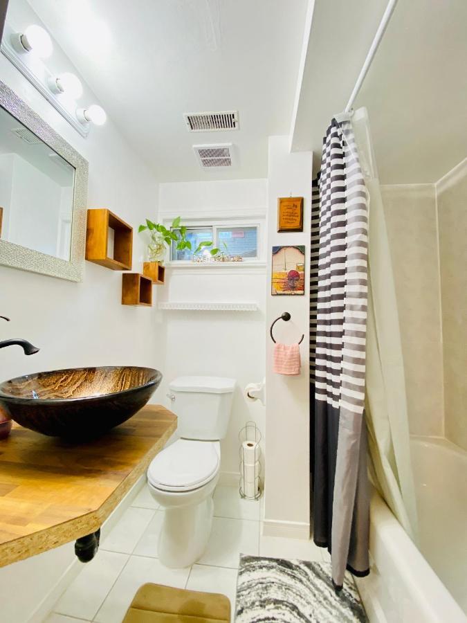 Toronto Bed & Breakfast - Free Parking ภายนอก รูปภาพ
