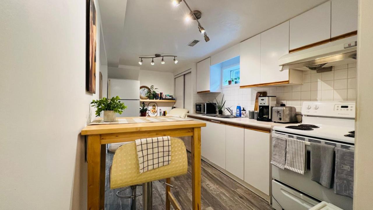 Toronto Bed & Breakfast - Free Parking ภายนอก รูปภาพ