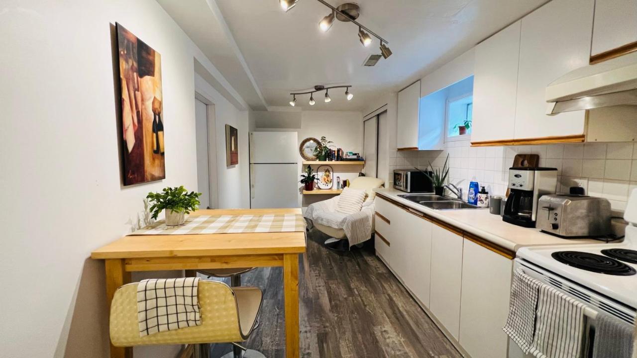 Toronto Bed & Breakfast - Free Parking ภายนอก รูปภาพ