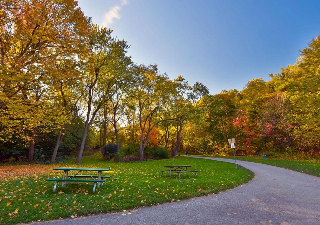 Toronto Bed & Breakfast - Free Parking ภายนอก รูปภาพ