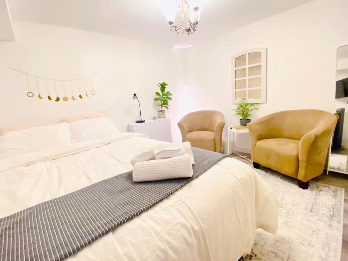 Toronto Bed & Breakfast - Free Parking ภายนอก รูปภาพ