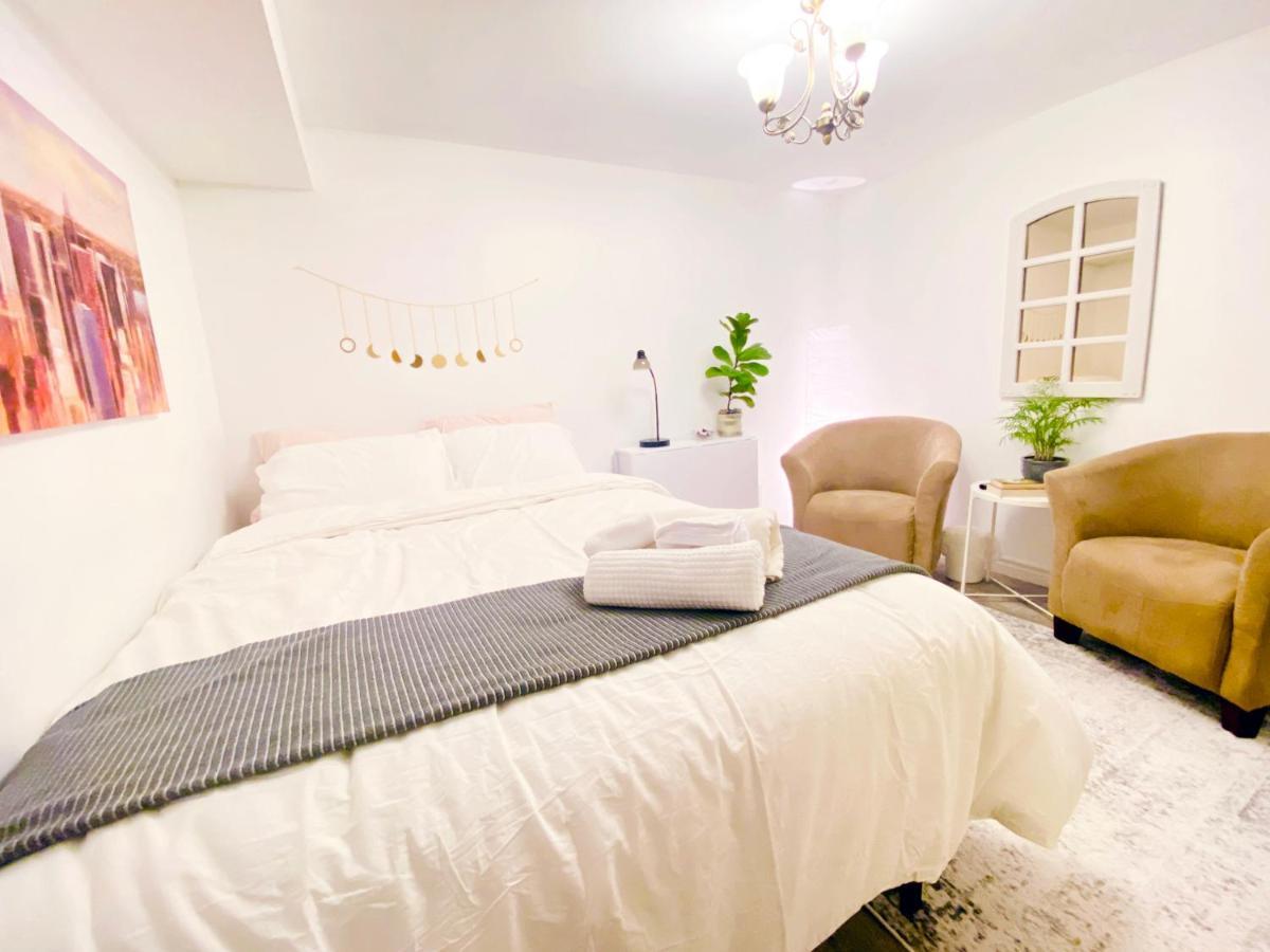 Toronto Bed & Breakfast - Free Parking ภายนอก รูปภาพ