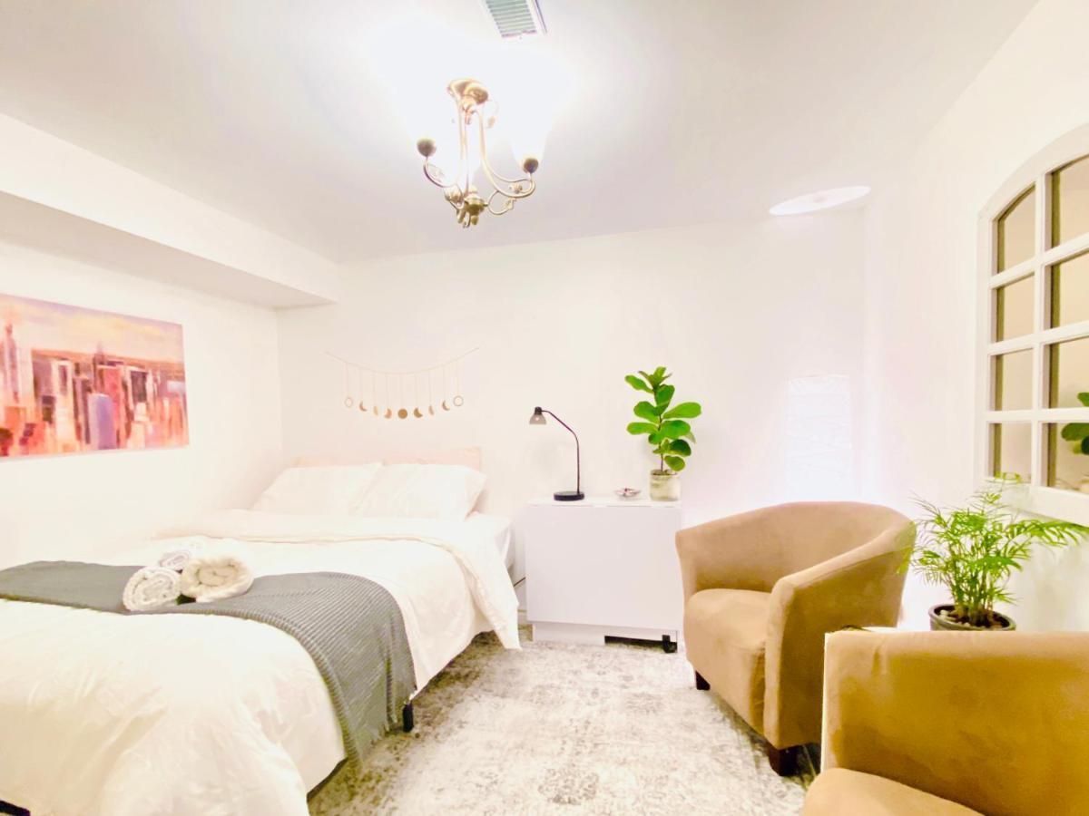 Toronto Bed & Breakfast - Free Parking ภายนอก รูปภาพ