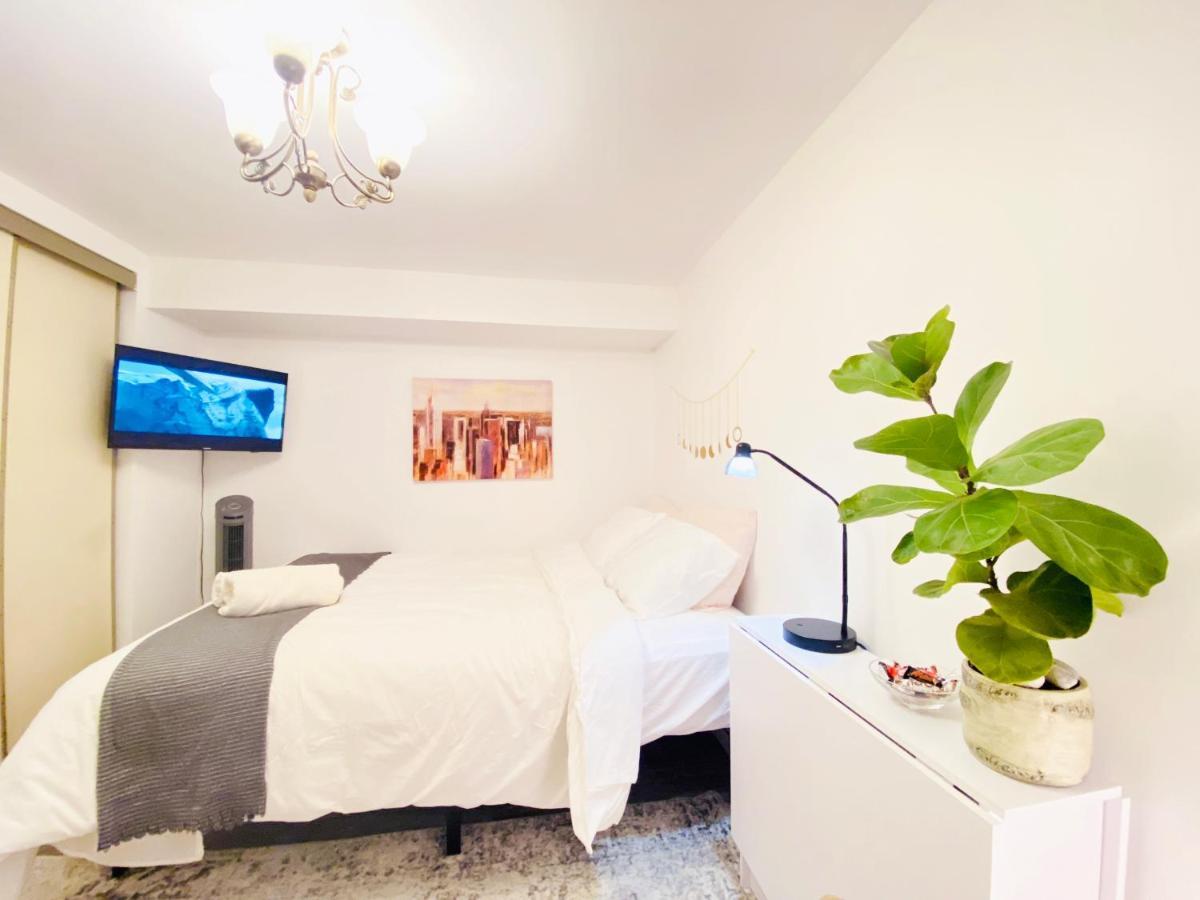 Toronto Bed & Breakfast - Free Parking ภายนอก รูปภาพ