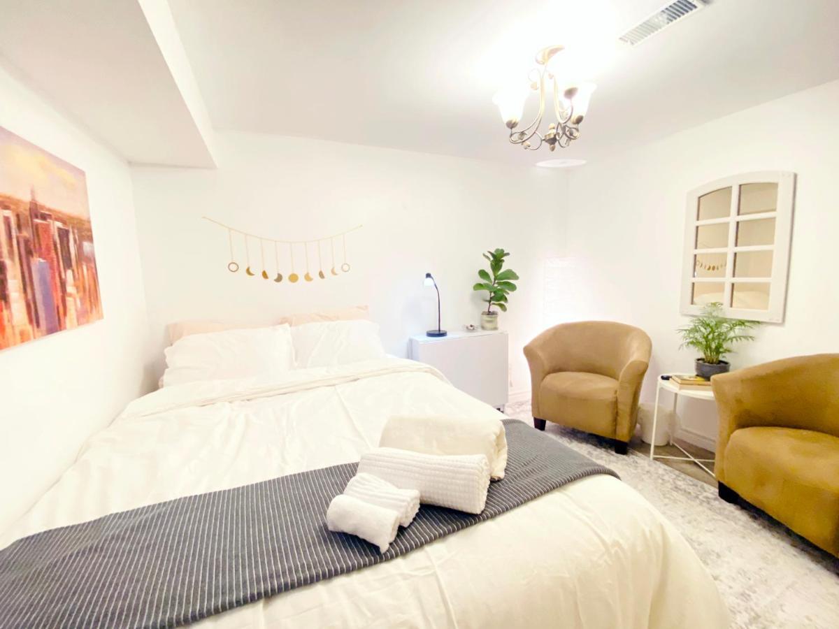 Toronto Bed & Breakfast - Free Parking ภายนอก รูปภาพ