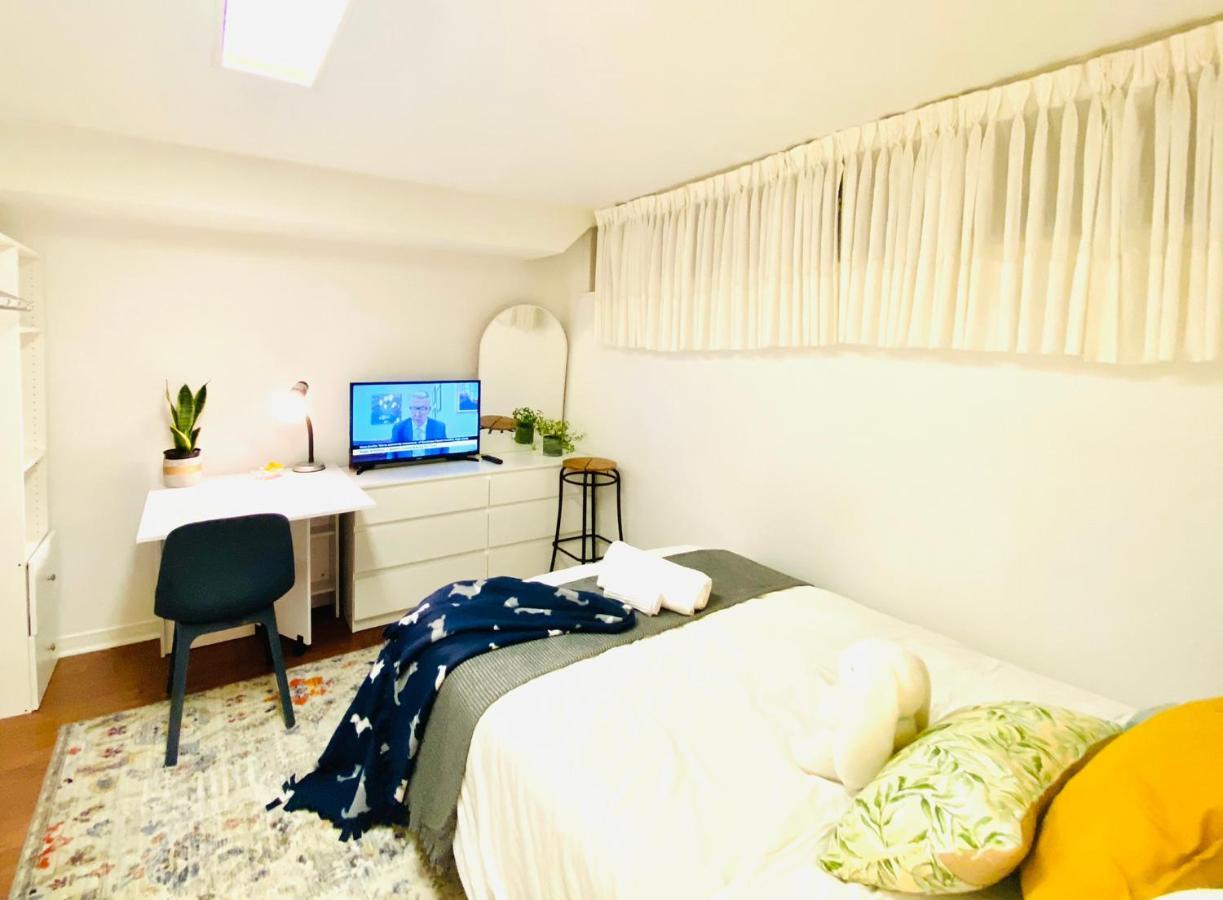 Toronto Bed & Breakfast - Free Parking ภายนอก รูปภาพ