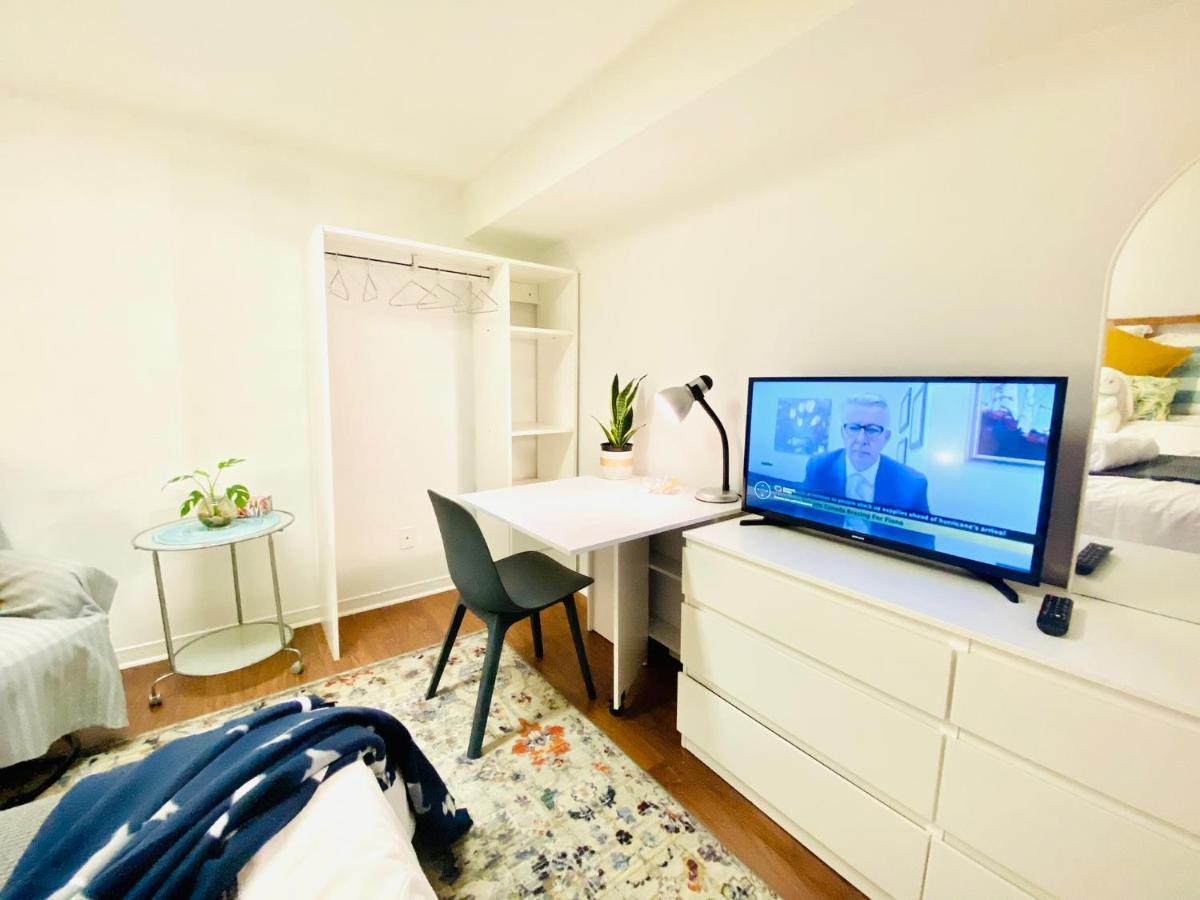 Toronto Bed & Breakfast - Free Parking ภายนอก รูปภาพ