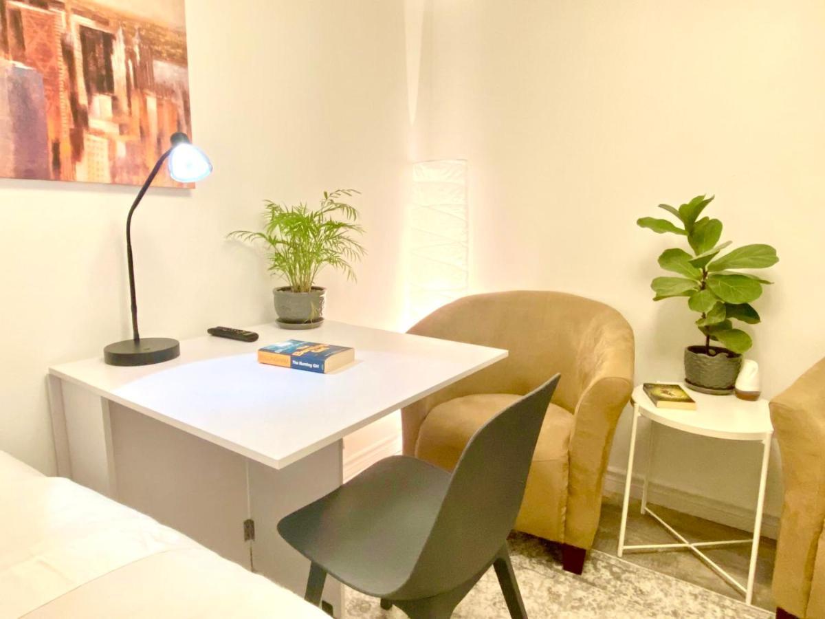 Toronto Bed & Breakfast - Free Parking ภายนอก รูปภาพ