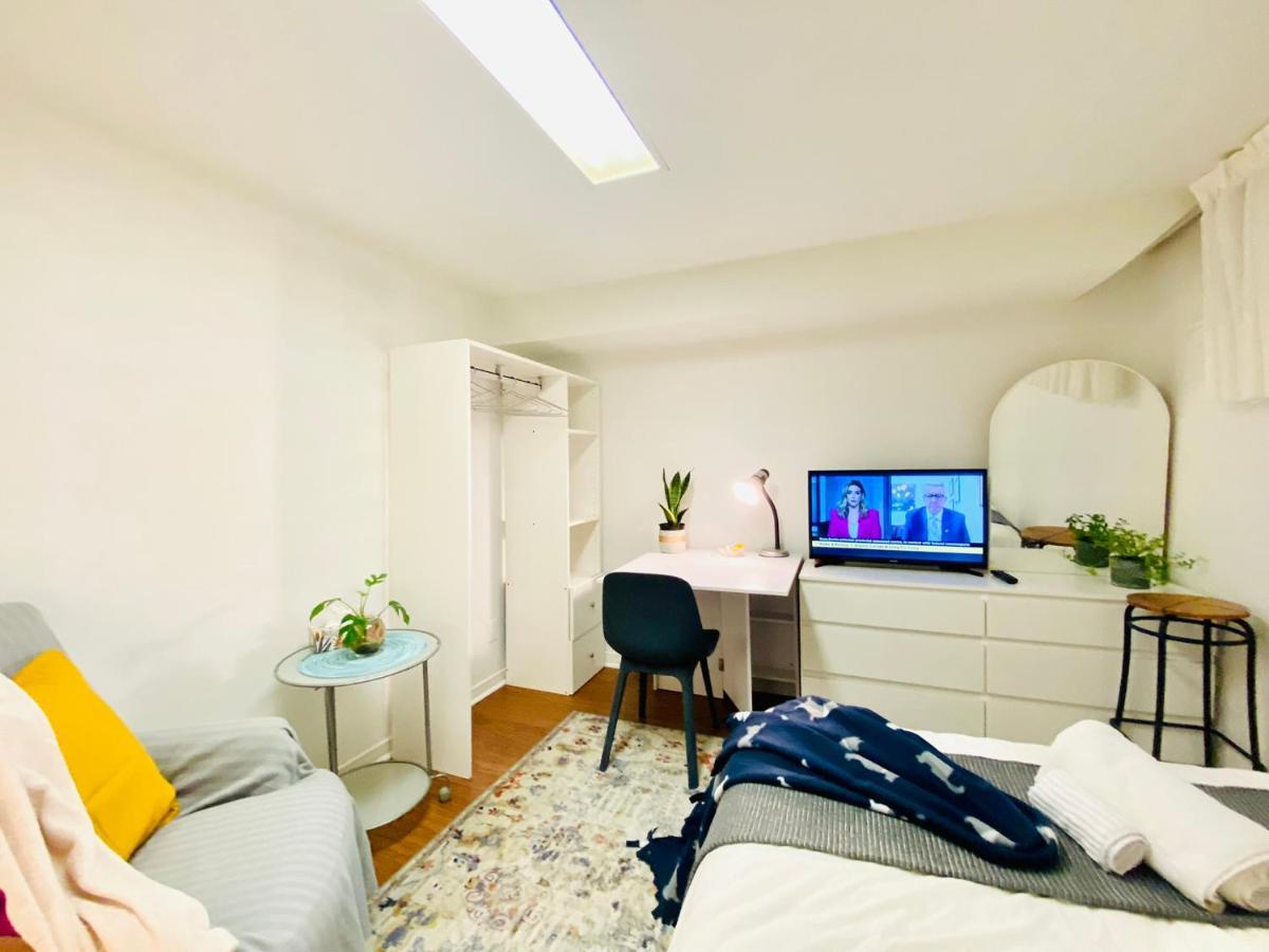 Toronto Bed & Breakfast - Free Parking ภายนอก รูปภาพ